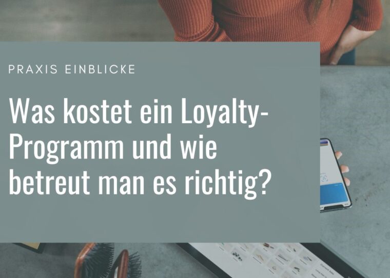 Loyalty. Frau zeigt an der Kasse ihre Kundenkarte.